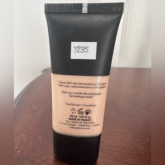 Makeup Forever Matte Velvet Skin Foundation - Y235 - Picture 2 of 2